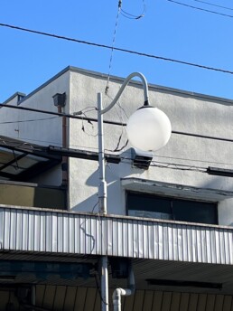 白い球体の街路灯